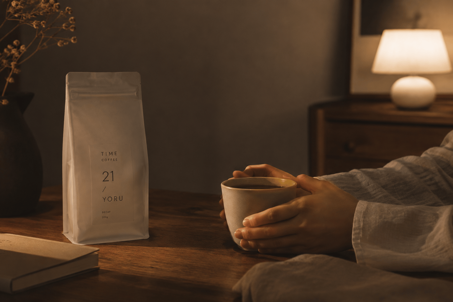 夜のランプの下、手に包む一杯と、21 / YORU